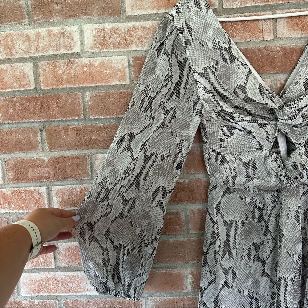 Express Cutout Long Sleeve A Line Dress NEW Women’s Small Gray Snakeskin Print - Picture 4 of 10